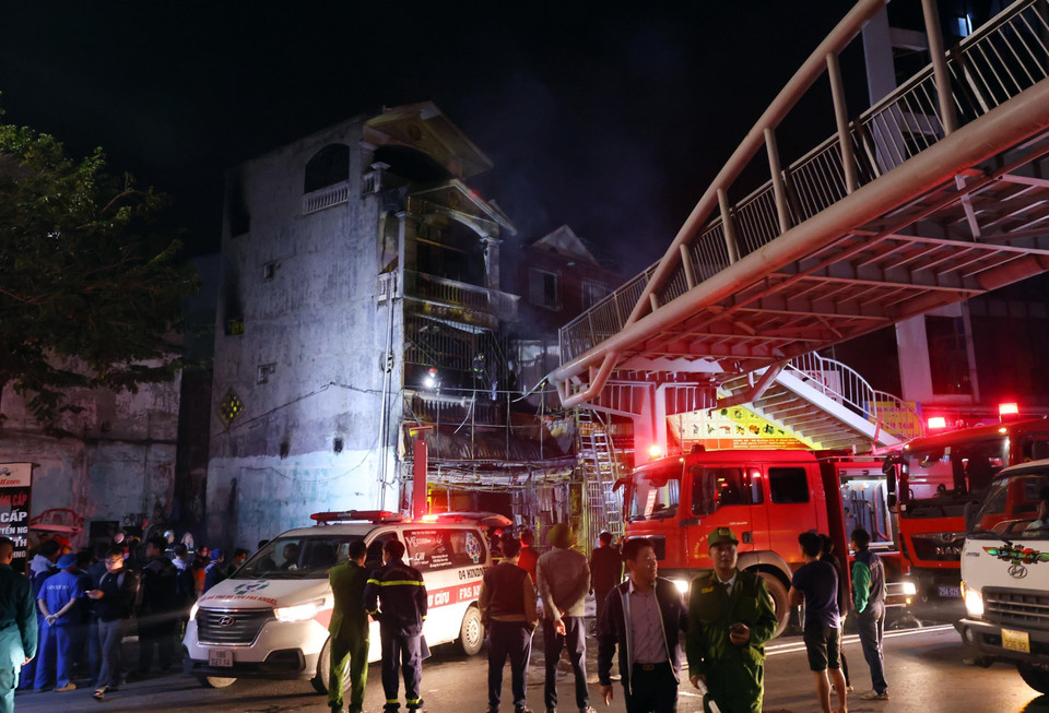 Hiện trường vụ cháy tại căn nhà nằm trên đường Phạm Văn Đồng, quận Bắc Từ Liêm. (Ảnh: Phạm Tuấn Anh/TTXVN)