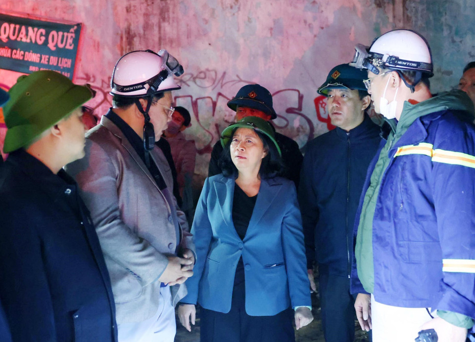 Bí thư Thành uỷ Hà Nội Bùi Thị Minh Hoài trực tiếp đến hiền trường vụ cháy để chỉ đạo công tác cứu nạn, cứu hộ. (Ảnh: Phạm Kiên/TTXVN)