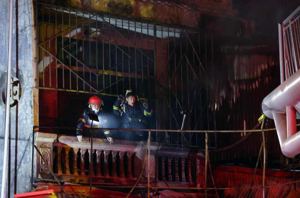 Lực lượng PCCC và CNCH cố gắng tiếp cận đám cháy. (Ảnh: Phạm Kiên - TTXVN)