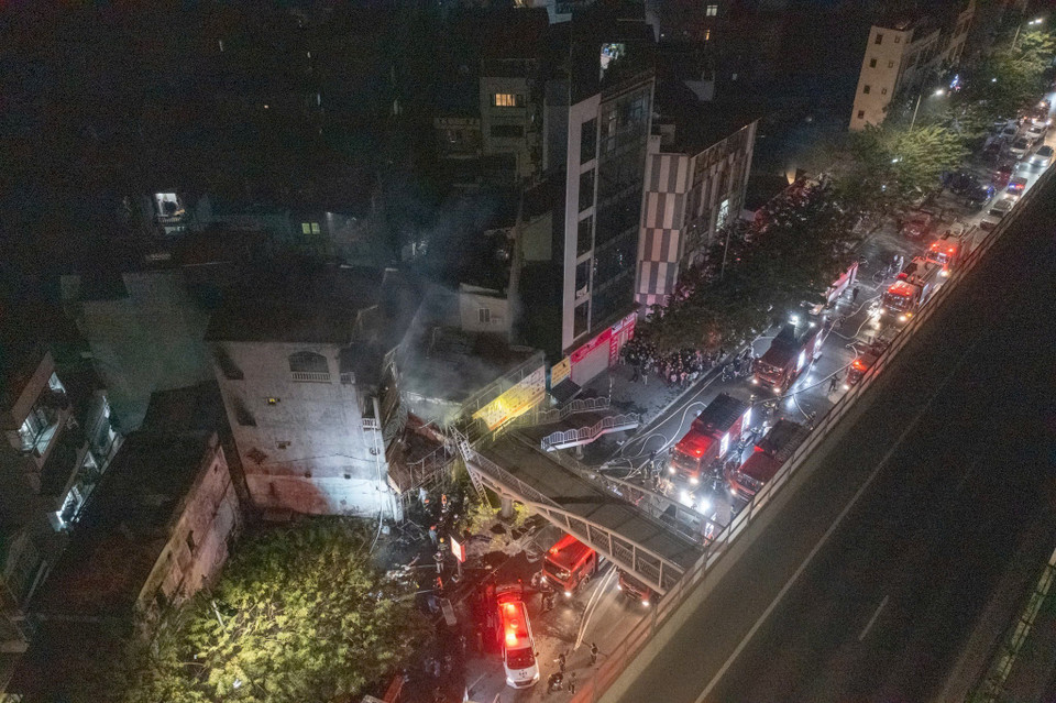 Hiện trường vụ cháy tại căn nhà nằm trên đường Phạm Văn Đồng, quận Bắc Từ Liêm. (Ảnh: Phạm Tuấn Anh/TTXVN)