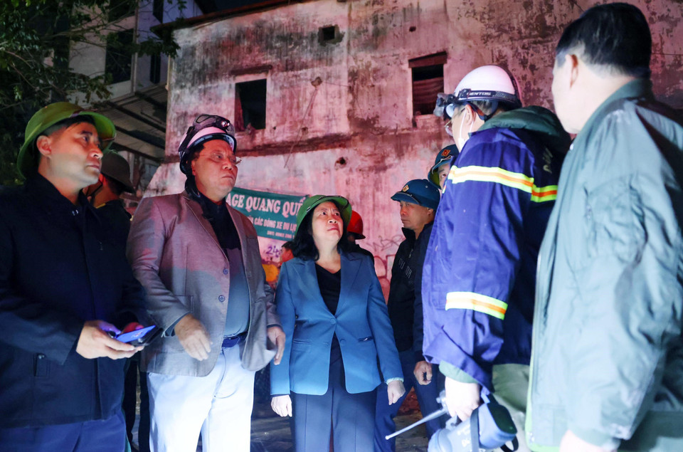 Bí thư Thành uỷ Hà Nội Bùi Thị Minh Hoài trực tiếp đến hiền trường vụ cháy để chỉ đạo công tác cứu nạn, cứu hộ. (Ảnh: Phạm Kiên/TTXVN)