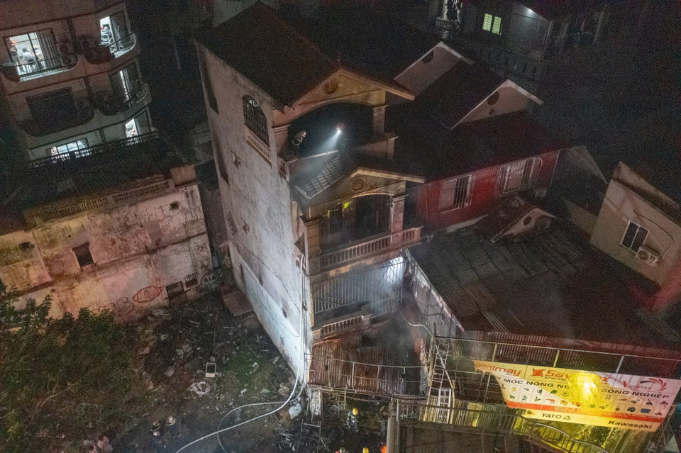 Hiện trường vụ cháy tại căn nhà nằm trên đường Phạm Văn Đồng, quận Bắc Từ Liêm. (Ảnh: Phạm Tuấn Anh/TTXVN)