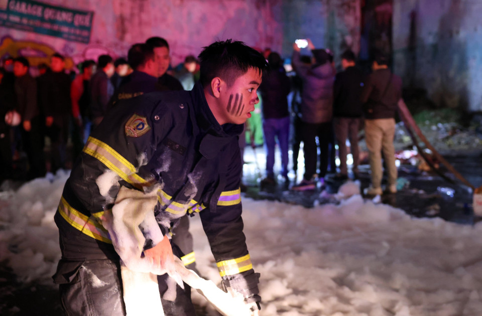 Lực lượng PCCC và CNCH nhanh chóng có mặt tại hiện trường để chữa cháy. (Ảnh: Phạm Tuấn Anh/TTXVN)