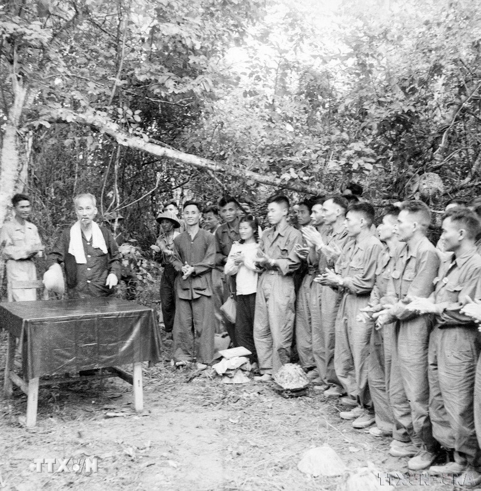 Chủ tịch Hồ Chí Minh nói chuyện với cán bộ, chiến sỹ tham gia chiến dịch biên giới 1950. (Ảnh: TTXVN)