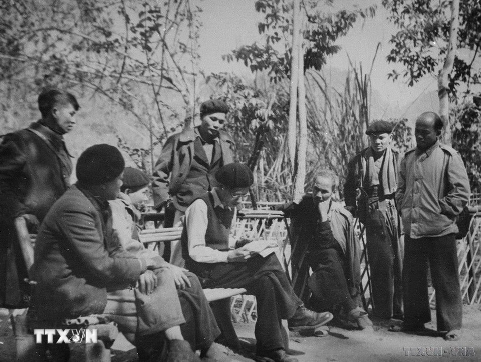 Chủ tịch Hồ Chí Minh nói chuyện trao đổi với các đại biểu dự Đại hội Đảng toàn quốc lần thứ II trong giờ giải lao (tháng 2/1951). (Ảnh: TTXVN)