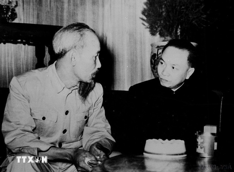 Chủ tịch Hồ Chí Minh và Tổng Bí thư Đảng Lao động Việt Nam Trường Chinh trong một buổi làm việc (Hà Nội, 1955). (Ảnh: TTXVN phát)