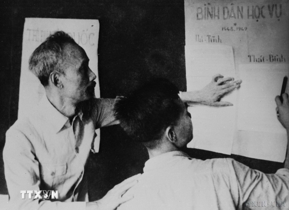 Chủ tịch Hồ Chí Minh chỉ đạo công tác Bình dân học vụ (Hà Nội, 1954). (Ảnh: TTXVN)
