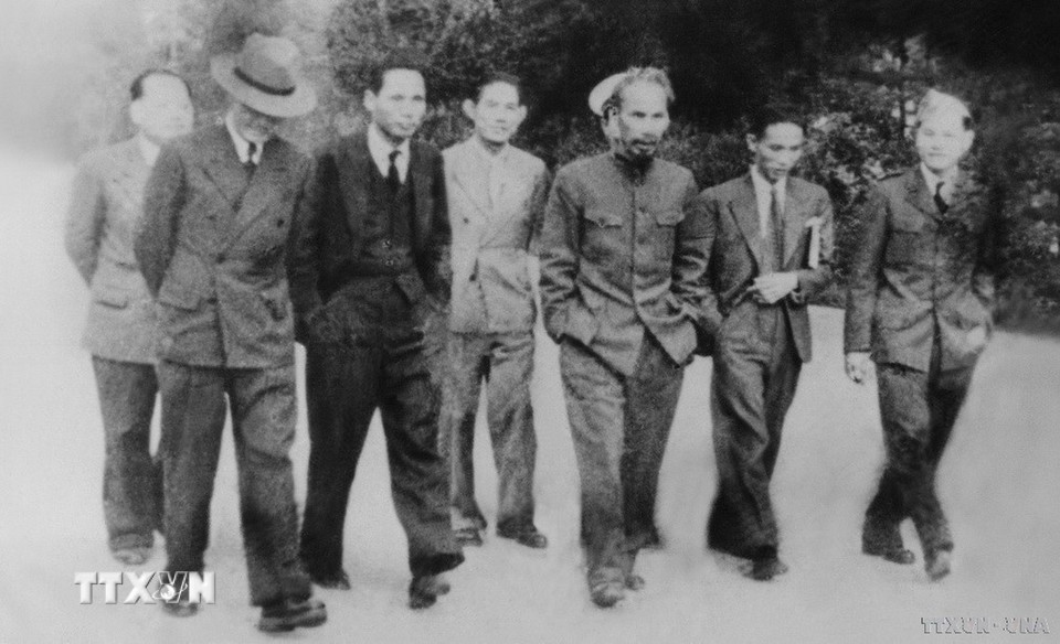 Chủ tịch Hồ Chí Minh và phái đoàn Việt Nam dự hội nghị Fontainebleau (Pháp) năm 1946. (Ảnh: TTXVN)