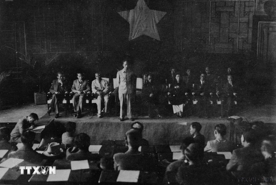 Sau cách mạng tháng 8/1945, Ủy ban Giải phóng dân tộc do Quốc dân đại hội Tân Trào cử ra, đã về Hà Nội ngày 25/8/1945, được cải tổ thành Chính phủ Lâm thời do Chủ tịch Hồ Chí Minh làm Chủ tịch Chính phủ. Trong ảnh: Chủ tịch Hồ Chí Minh và các thành viên chính phủ ra mắt các đại biểu tầng lớp nhân dân Thủ đô. (Ảnh: TTXVN)