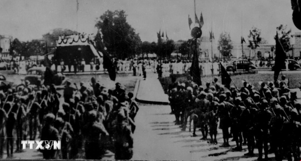 Đông đảo nhân dân tập trung tại Quảng trường Ba Đình nghe Chủ tịch Hồ Chí Minh đọc Tuyên ngôn Độc lập, sáng 2/9/1945. (Ảnh: TTXVN)