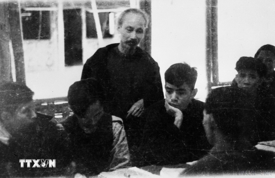 Chủ tịch Hồ Chí Minh làm việc tại 1 tổ thảo luận các văn kiện của Đại hội (tháng 2/1951). (Ảnh: TTXVN)