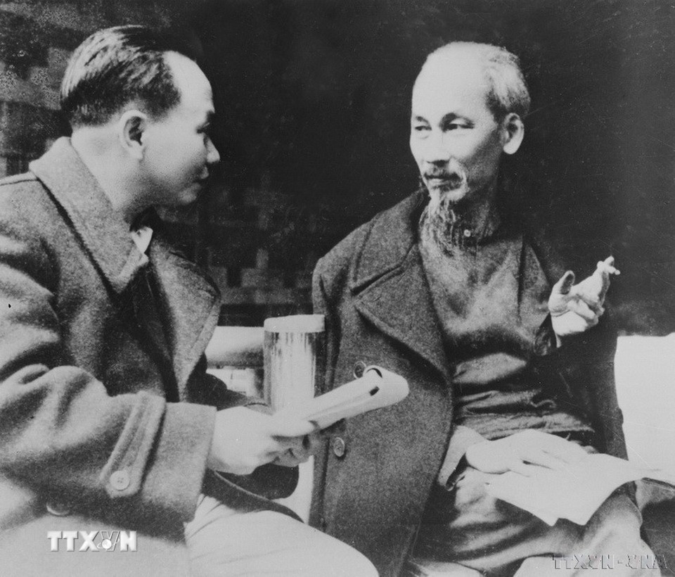 Chủ tịch Hồ Chí Minh và đồng chí Tổng Bí thư Trường Chinh trao đổi về văn kiện tại Đại hội Đại biểu toàn quốc lần thứ II của Đảng (2/1951). (Ảnh: TTXVN)