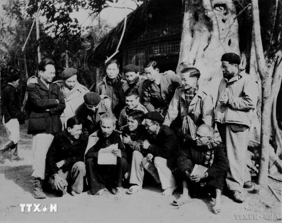 Chủ tịch Hồ Chí Minh nói chuyện trao đổi với các đại biểu dự Đại hội Đảng toàn quốc lần thứ II trong giờ giải lao (tháng 2/1951). (Ảnh: TTXVN)