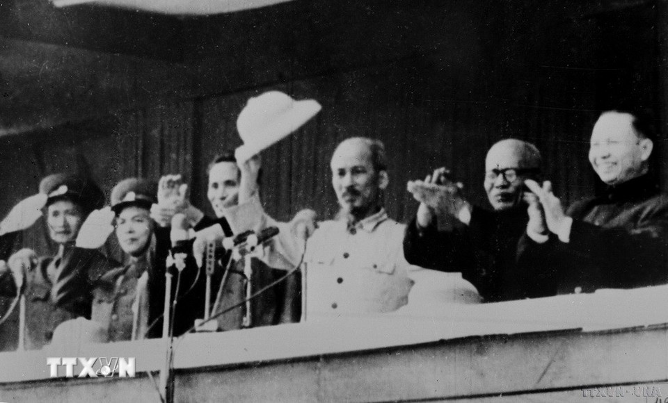 Ngày 1/1/1955, tại quảng trường Ba Đình, Hồ Chủ tịch tới dự cuộc mít tinh và tuần hành của nhân dân Thủ đô, chào mừng Người và Trung ương Đảng, Chính phủ từ Việt Bắc trở về Thủ đô. (Ảnh: TTXVN)