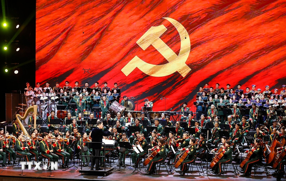 Chương I - Ánh dương soi đường, mở đầu bằng bản Overture – Ca ngợi Tổ quốc, không gian âm nhạc tràn ngập niềm tự hào và lòng tri ân đối với Đảng quang vinh, Bác Hồ vĩ đại. (Ảnh: Doãn Tấn/TTXVN)