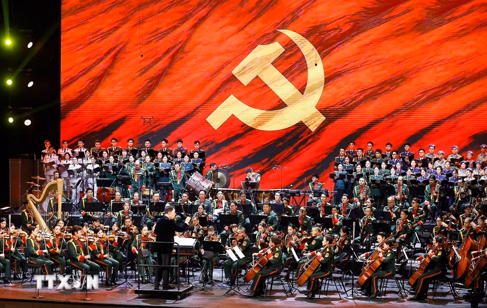Chương I - Ánh dương soi đường, mở đầu bằng bản Overture – Ca ngợi Tổ quốc, không gian âm nhạc tràn ngập niềm tự hào và lòng tri ân đối với Đảng quang vinh, Bác Hồ vĩ đại. (Ảnh: Doãn Tấn/TTXVN)