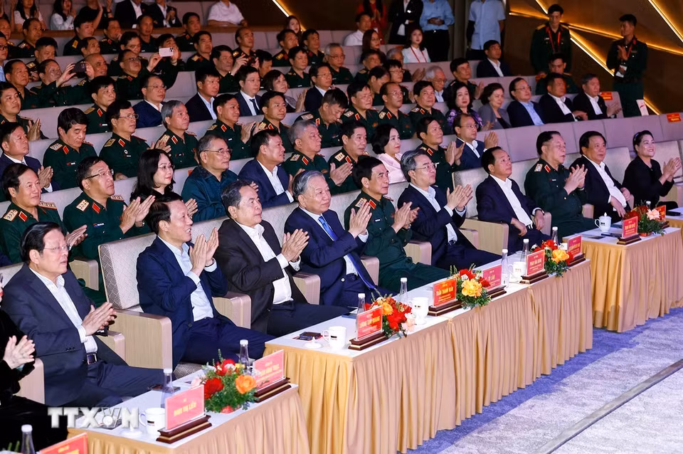 Tổng Bí thư Tô Lâm, Chủ tịch Quốc hội Trần Thanh Mẫn cùng các đồng chí lãnh đạo Đảng, Nhà nước dự chương trình nghệ thuật "Thanh âm dưới ánh Mặt trời". (Ảnh: Doãn Tấn/TTXVN)
