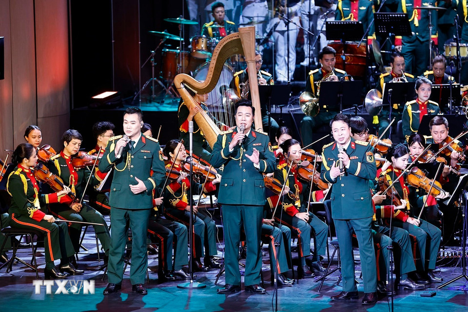 Chương I - Ánh dương soi đường, mở đầu bằng bản Overture – Ca ngợi Tổ quốc, không gian âm nhạc tràn ngập niềm tự hào và lòng tri ân đối với Đảng quang vinh, Bác Hồ vĩ đại. (Ảnh: Doãn Tấn/TTXVN)