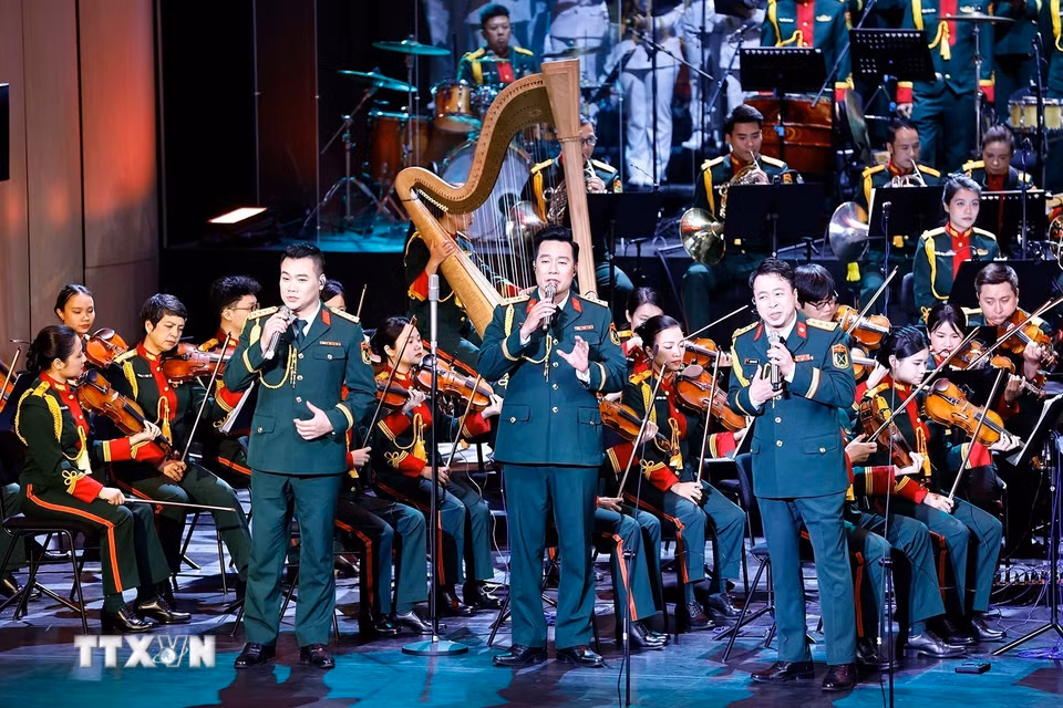 Chương I - Ánh dương soi đường, mở đầu bằng bản Overture – Ca ngợi Tổ quốc, không gian âm nhạc tràn ngập niềm tự hào và lòng tri ân đối với Đảng quang vinh, Bác Hồ vĩ đại. (Ảnh: Doãn Tấn/TTXVN)