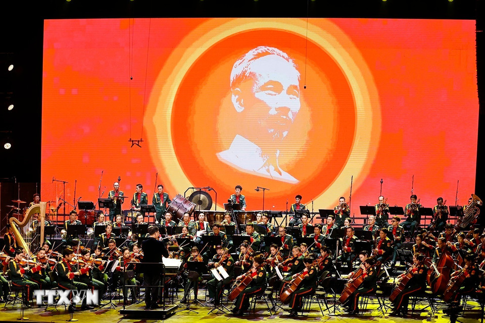 Chương I - Ánh dương soi đường, mở đầu bằng bản Overture – Ca ngợi Tổ quốc, không gian âm nhạc tràn ngập niềm tự hào và lòng tri ân đối với Đảng quang vinh, Bác Hồ vĩ đại. (Ảnh: Doãn Tấn/TTXVN)