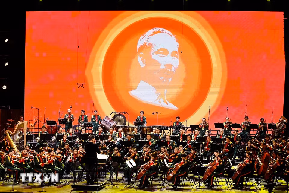Chương I - Ánh dương soi đường, mở đầu bằng bản Overture – Ca ngợi Tổ quốc, không gian âm nhạc tràn ngập niềm tự hào và lòng tri ân đối với Đảng quang vinh, Bác Hồ vĩ đại. (Ảnh: Doãn Tấn/TTXVN)