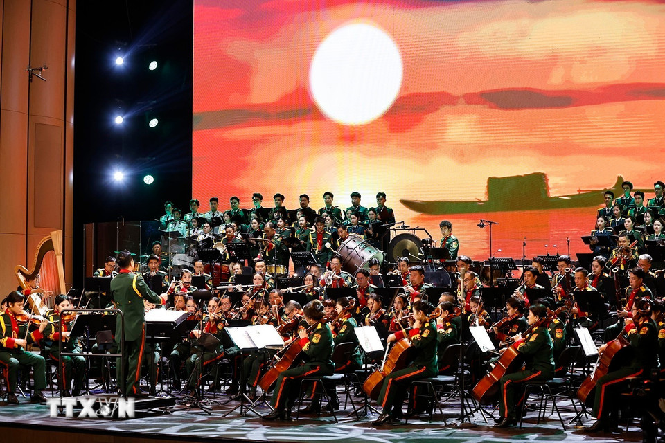 Chương I - Ánh dương soi đường, mở đầu bằng bản Overture – Ca ngợi Tổ quốc, không gian âm nhạc tràn ngập niềm tự hào và lòng tri ân đối với Đảng quang vinh, Bác Hồ vĩ đại. (Ảnh: Doãn Tấn/TTXVN)