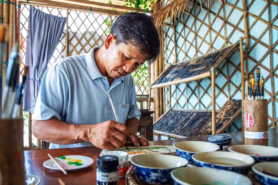 Trước đây, màu sắc được pha từ nguyên liệu tự nhiên, nay, để phù hợp với thị trường, các nghệ nhân chuyển sang màu công nghiệp nhưng vẫn giữ hệ màu truyền thống rực rỡ. (Ảnh: Vân Chi/TTXVN phát)