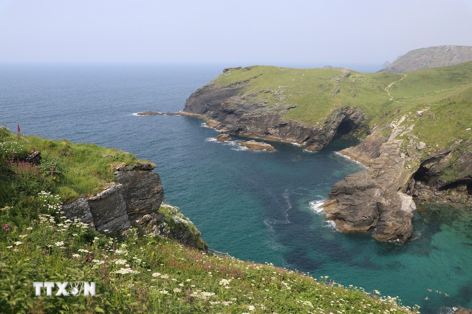 Vịnh biển gần di tích nổi tiếng Tintagel Castle, Bắc Cornwall, Vương quốc Anh. (Ảnh: Phong Hà/TTXVN)