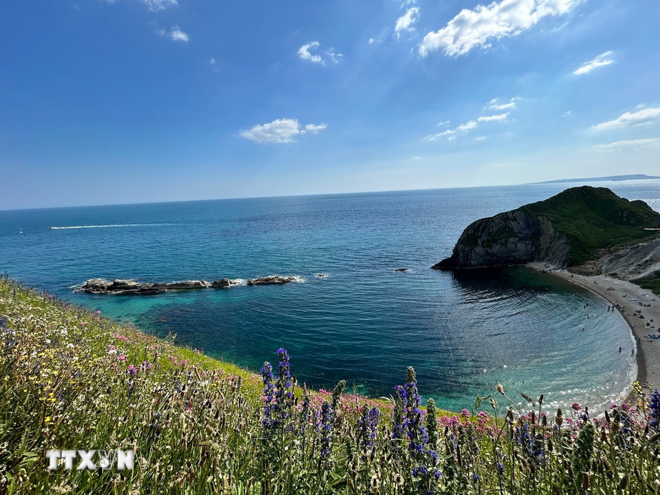 Cảnh vịnh biển Man O'War tuyệt đẹp ở hạt Dorset, Vương quốc Anh. (Ảnh: Phong Hà/TTXVN)