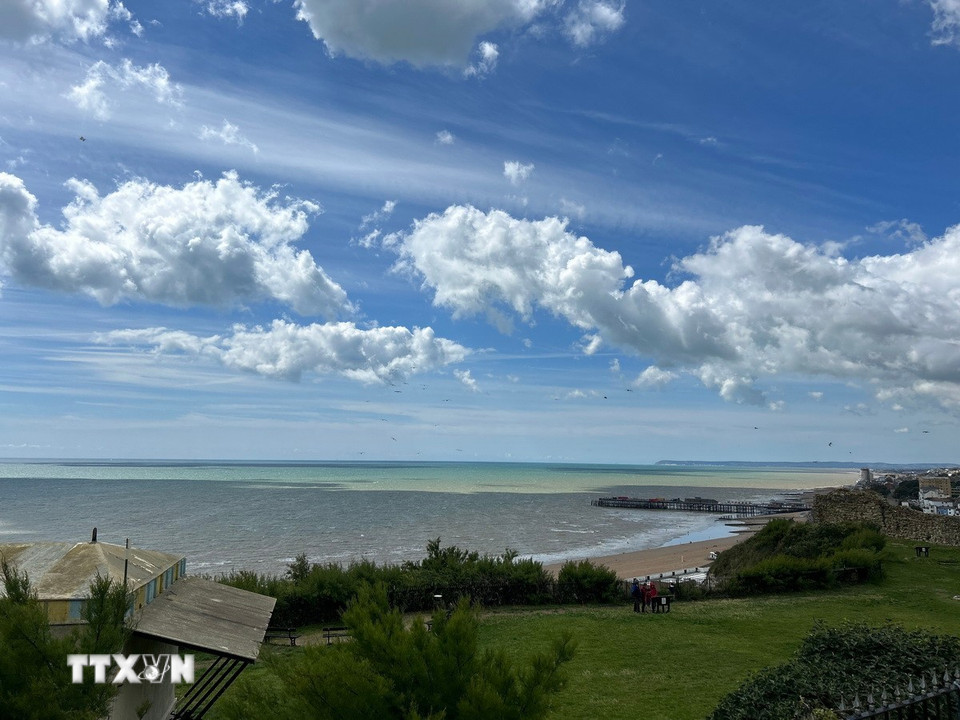 Bờ biển Hasting, hạt East Sussex, Vương quốc Anh. (Ảnh: Phong Hà/TTXVN)