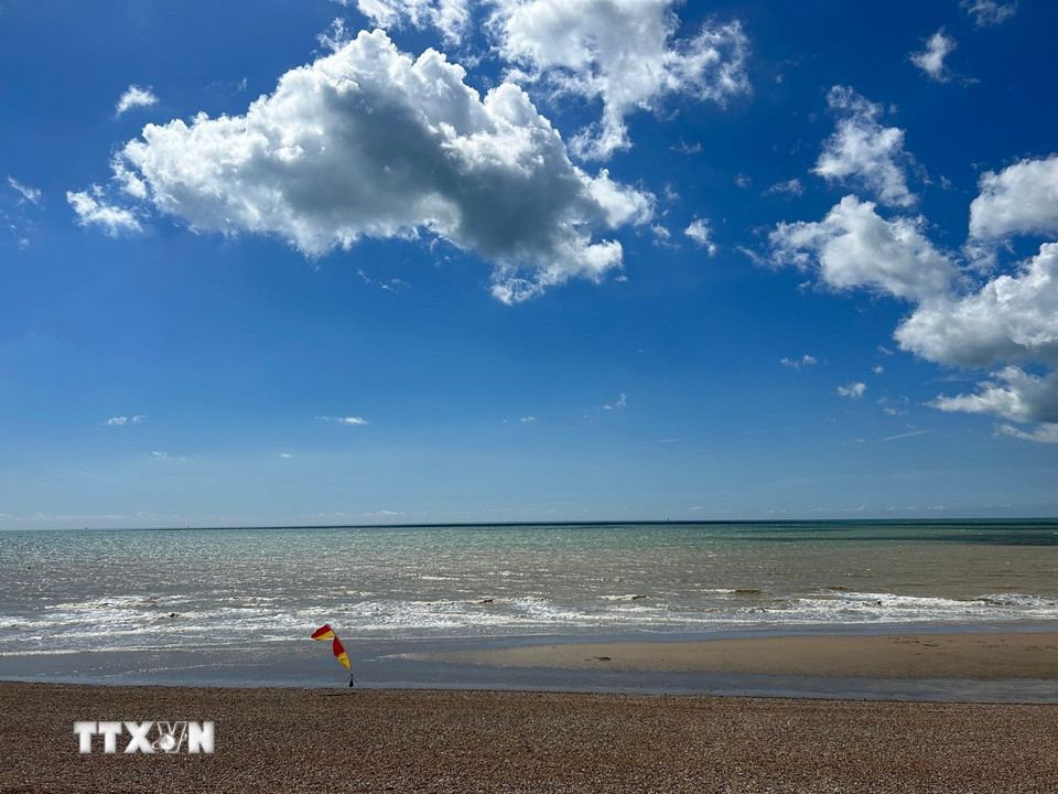 Bãi biển Hasting với bãi cát mịn và cảnh đẹp rực rỡ mùa Hè. (Ảnh: Phong Hà/TTXVN)