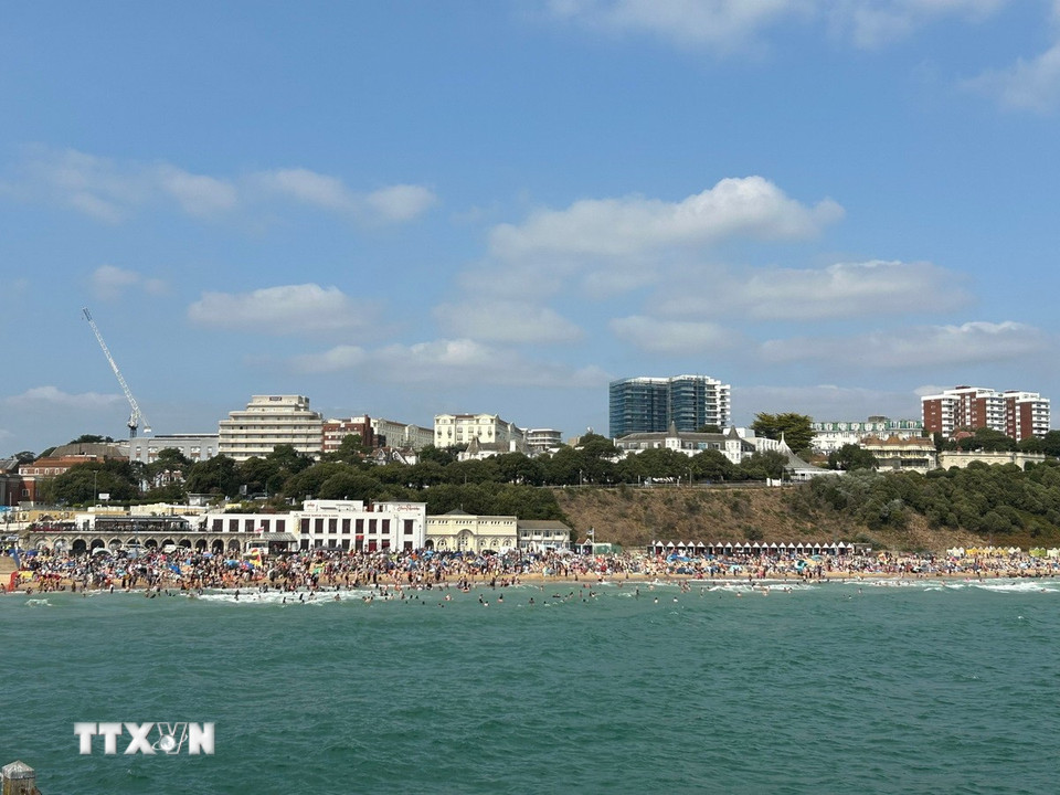 Bãi biển Bournemouth thu hút hàng nghìn du khách đến tắm khi Hè về. (Ảnh: Phong Hà/TTXVN