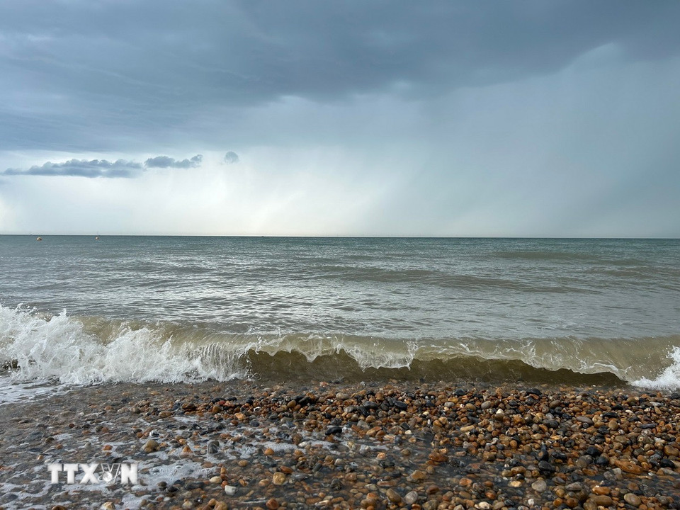 Biển Brighton hoang sơ với bãi sỏi thơ mộng. (Ảnh: Phong Hà/TTXVN)