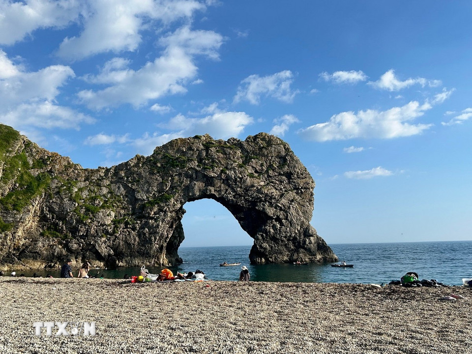 Durdle Door, vòm đá tự nhiên nổi tiếng, mang tính biểu tượng của bờ biển kỷ Jura ở Dorset, Vương quốc Anh. (Ảnh: Phong Hà/TTXVN)