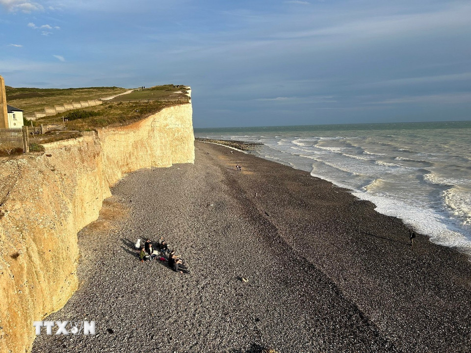 Vách đá phấn trắng ở vùng biển Seven Sister nổi tiếng, hạt East Sussex, Vương quốc Anh. (Ảnh: Phong Hà/TTXVN)