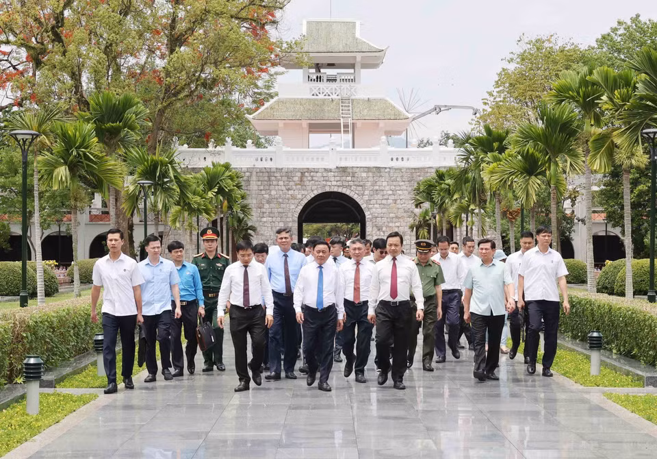 Thường trực Ban Bí thư Trần Cẩm Tú cùng Đoàn công tác Trung ương tại Nghĩa trang liệt sỹ quốc Gia A1. (Ảnh: Phương Hoa/TTXVN)