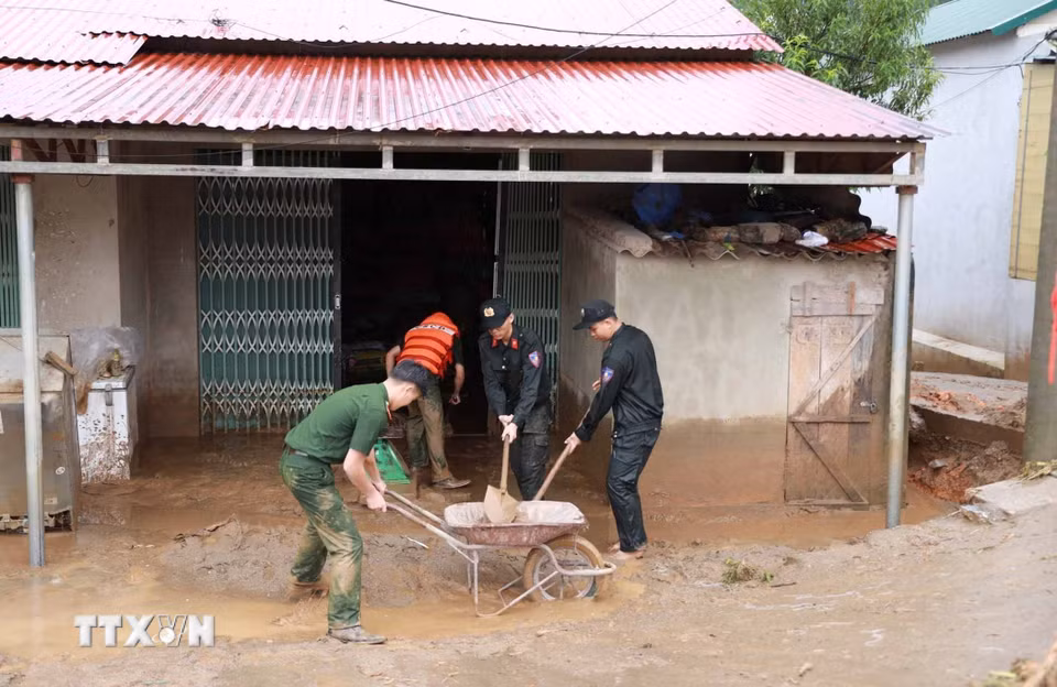 Lực lực Công an tỉnh Lai Châu hỗ trợ giúp dân khắc phục hậu quả mưa lũ. (Ảnh: Quý Trung/TTXVN)