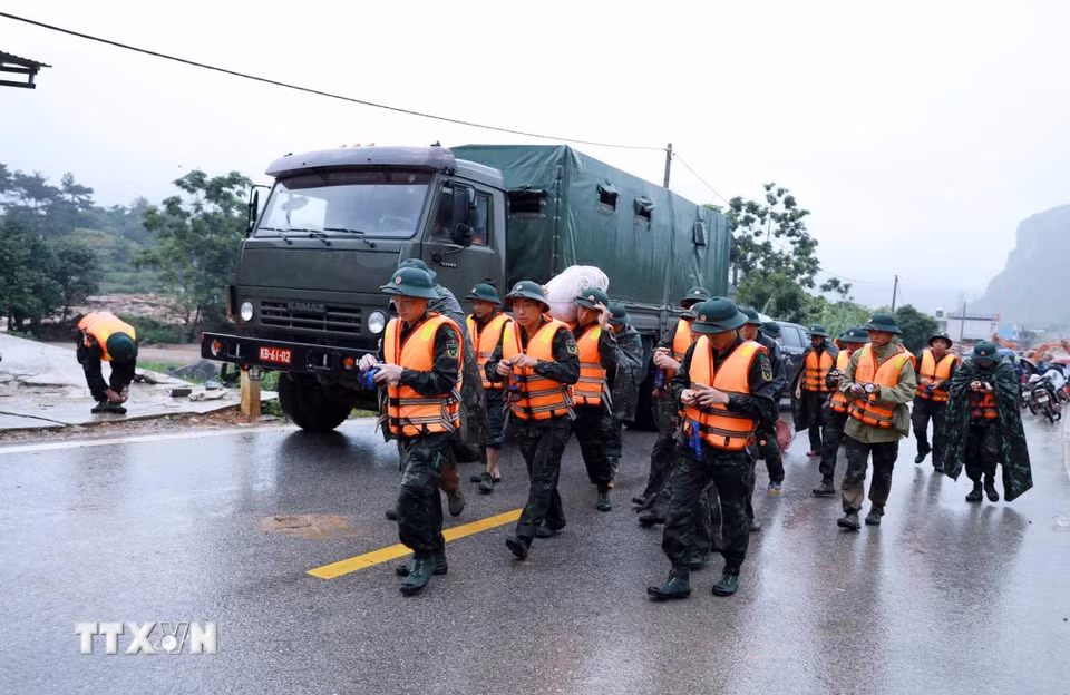 Lực lượng Quân đôi tiếp tục huy động lực lượng cán bộ chiến sỹ tăng cường hỗ trợ người dân khắc phục hậu quả mưa lũ. (Ảnh: Quý Trung/TTXVN)