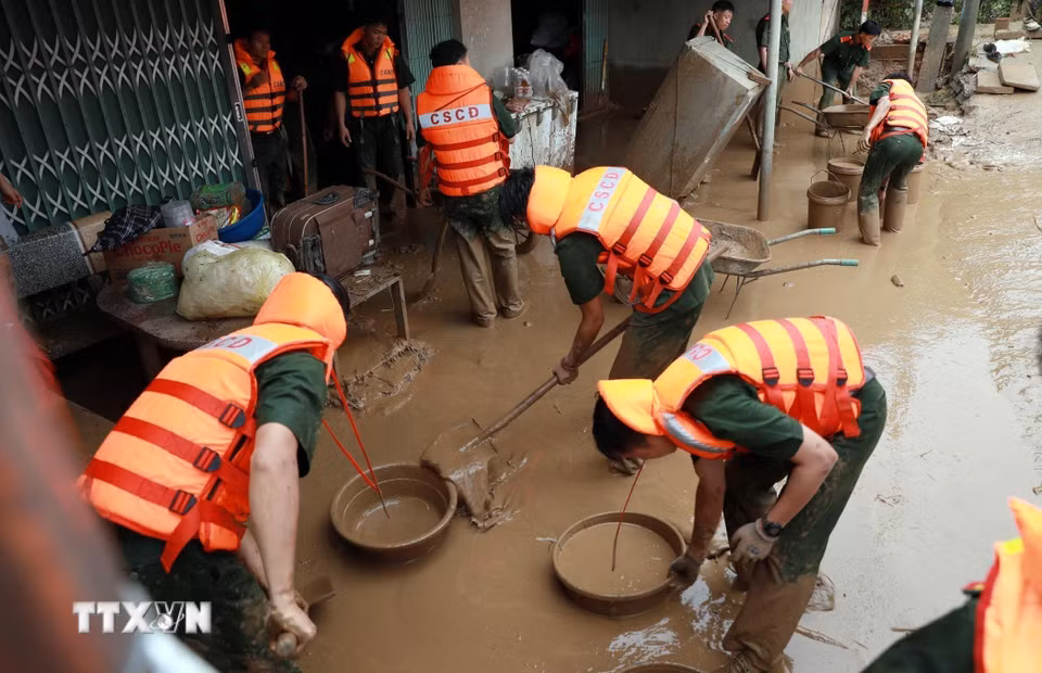 Lực lượng Công an tỉnh Lai Châu hỗ trợ người dân khắc phục. (Ảnh: Quý Trung/TTXVN)