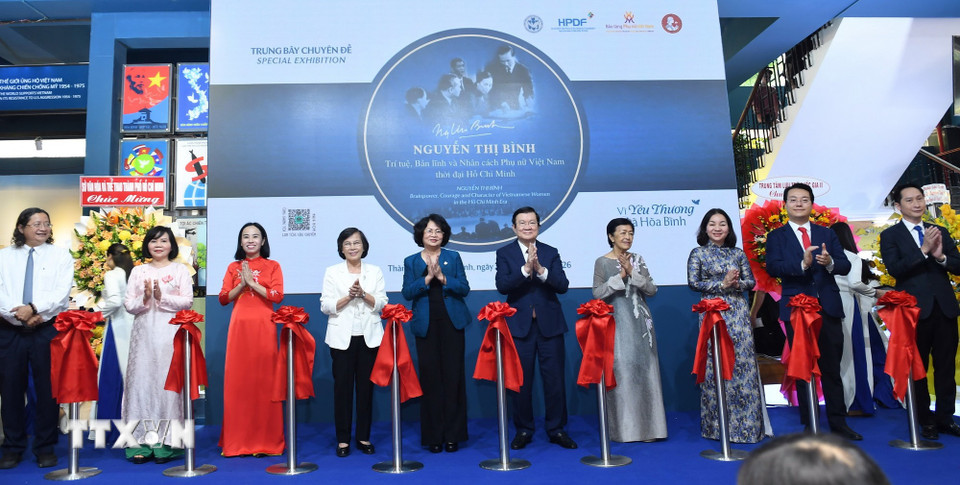 Các đại biểu thực hiện nghi thức cắt băng khai mạc trưng bày chuyên đề. (Ảnh: Thu Hương/TTXVN)