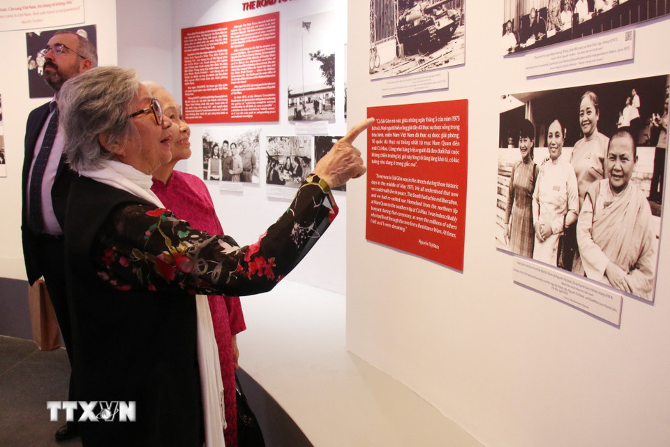 Các đại biểu tham quan trưng bày chuyên đề. (Ảnh: Thu Hương/TTXVN)