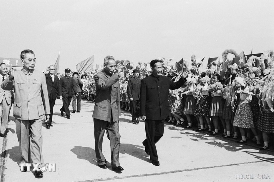 Ngày 4/6/1973, đại diện các tầng lớp nhân dân Bắc Kinh chào đón đoàn đại biểu Chính phủ Việt Nam do đồng chí Lê Duẩn và đồng chí Phạm Văn Đồng dẫn đầu sang thăm Trung Quốc. (Ảnh: TTXVN)