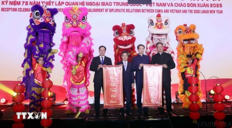 Đại diện lãnh đạo của Việt Nam và Đại sứ Trung Quốc tại Việt Nam, ông Hà Vĩ khai mạc buổi lễ kỷ niệm 75 năm thiết lập quan hệ ngoại giao Việt Nam - Trung Quốc (18/1/1950-18/1/2025). (Ảnh: Xuân Khu/TTXVN)