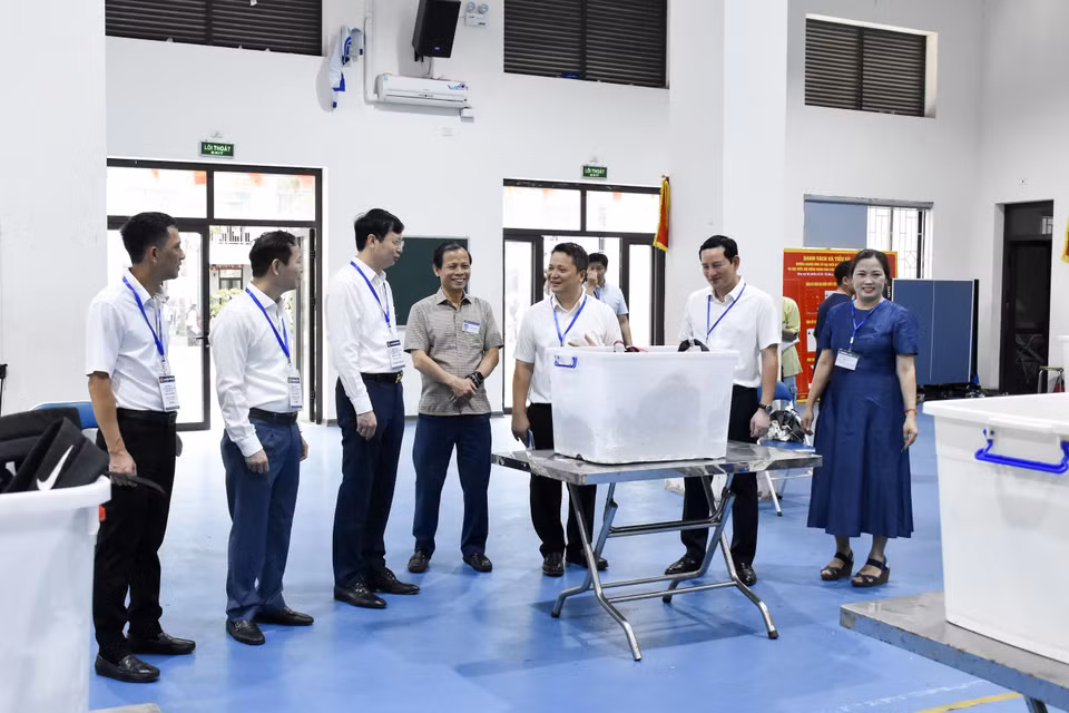 Đoàn công tác của Ban Chỉ đạo thi thành phố Hà Nội kiểm tra khu vực bảo quản đồ dùng thí sinh tại Trường Trung học cơ sở Thành Công. (Ảnh: Nguyễn Cúc/TTXVN)