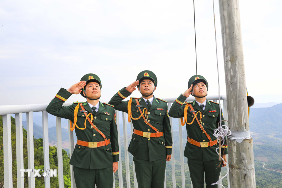Thực hiện nghi thức chào cờ tại Cột cờ A Pa Chải. (Ảnh: Xuân Tư/TTXVN)