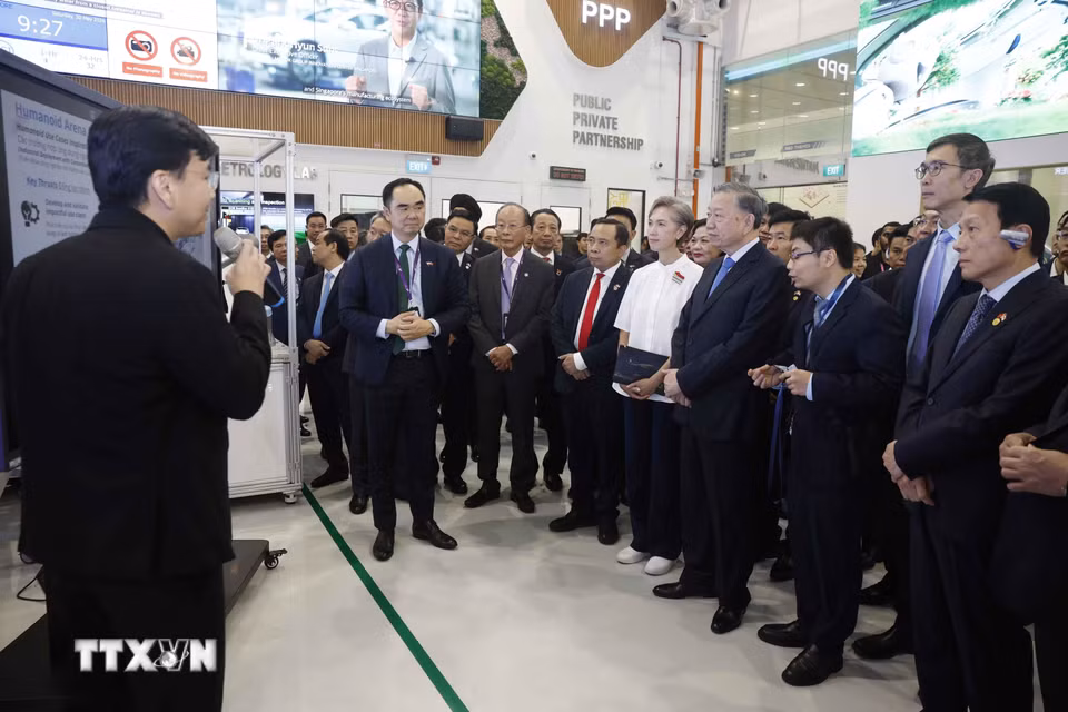 Tổng Bí thư, Chủ tịch nước Tô Lâm thăm Nhà máy mẫu cho công nghệ sản xuất tiên tiến của Singapore. (Ảnh: Thống Nhất/TTXVN)