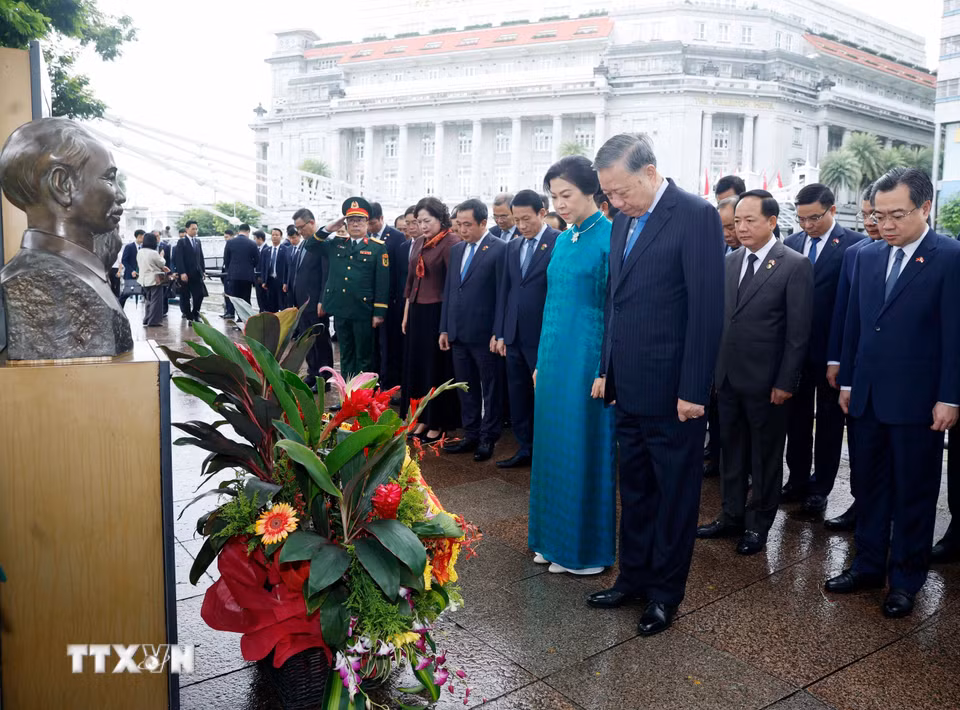 Tổng Bí thư, Chủ tịch nước Tô Lâm và Phu nhân cùng đoàn đại biểu cấp cao Việt Nam tưởng nhớ Chủ tịch Hồ Chí Minh. (Ảnh: Thống Nhất/TTXVN)
