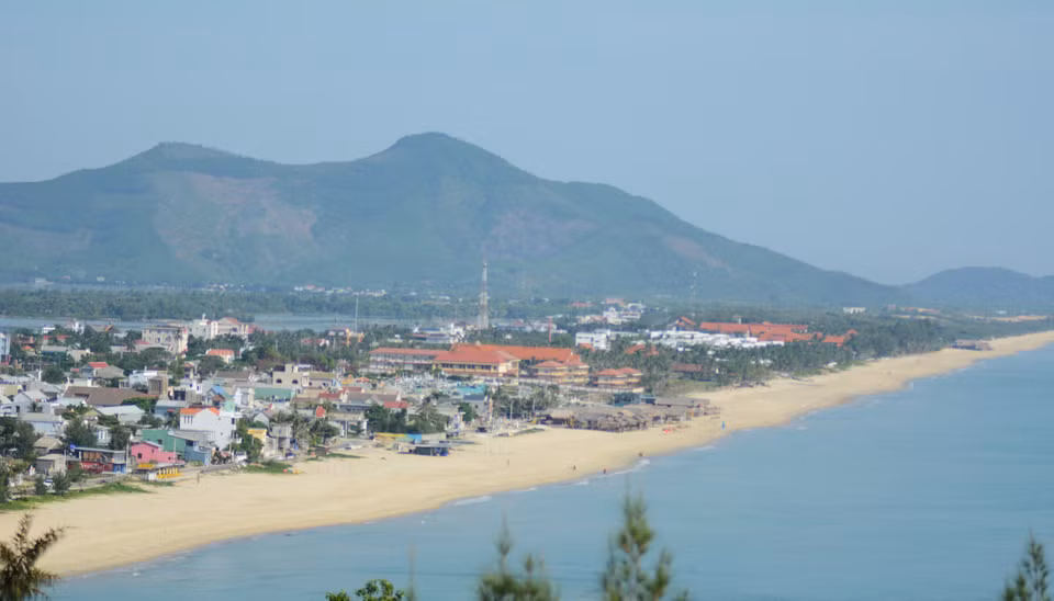 Vẻ đẹp hoang sơ, thanh bình cùng hệ sinh thái phong phú đã khiến nơi đây được ví như chốn bồng lai tiên cảnh. (Ảnh: Văn Dũng/TTXVN)