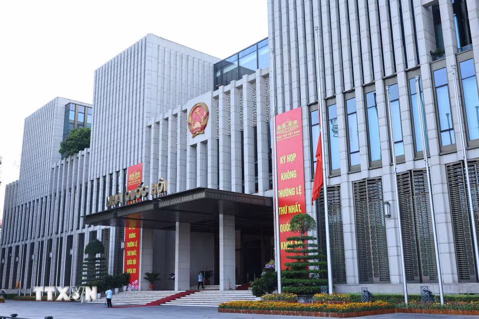 Treo cờ rủ tại Tòa nhà Quốc hội. (Ảnh: Minh Đức/TTXVN)