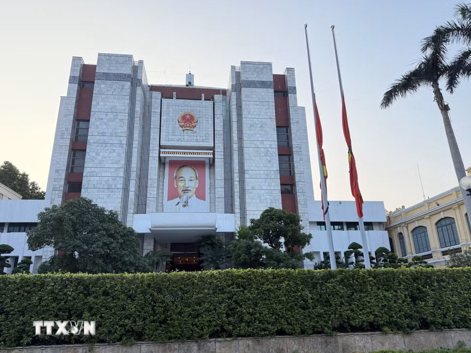 Cờ rủ tại trụ sở Ủy ban nhân dân thành phố Hà Nội sáng 10/8/2026. (Ảnh: Lâm Khánh/TTXVN)